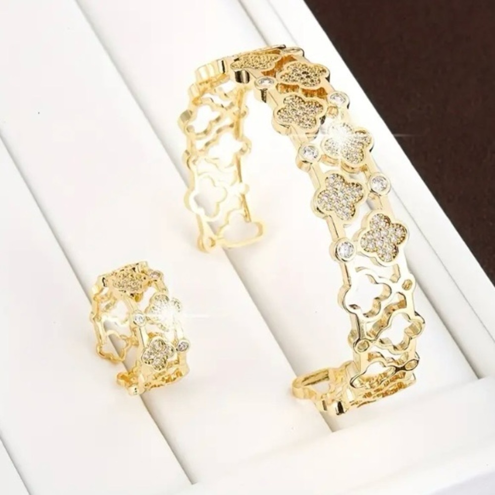 Matching Gold clover ring and bracelet set. Adjustable for any ring& wrist size